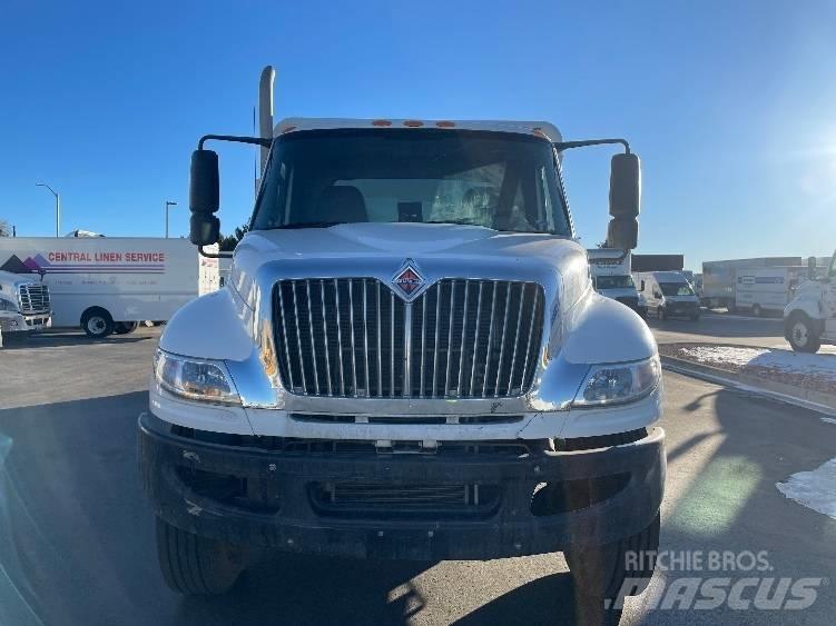 International 4300 Camioane transport bauturi
