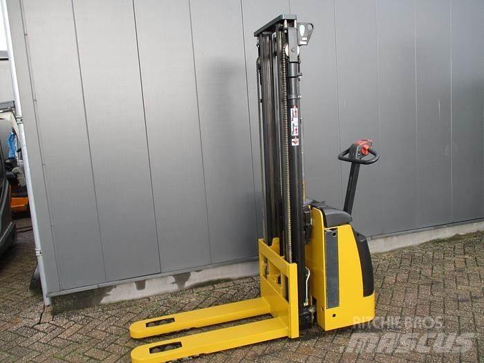 CAT NSP12K1 Transpaleta manuala
