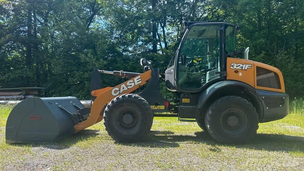 CASE 321 F Incarcator pe pneuri