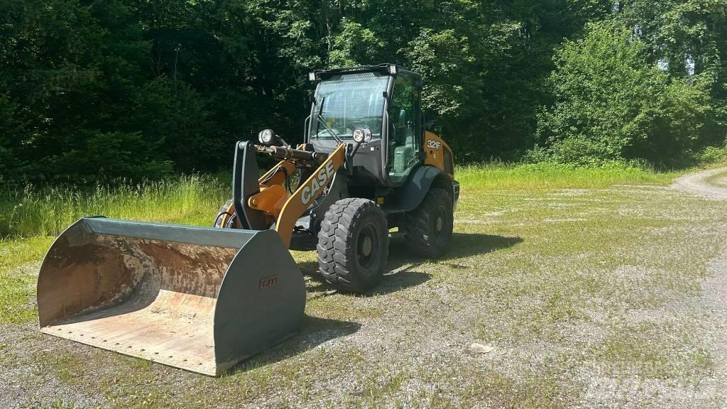CASE 321 F Incarcator pe pneuri