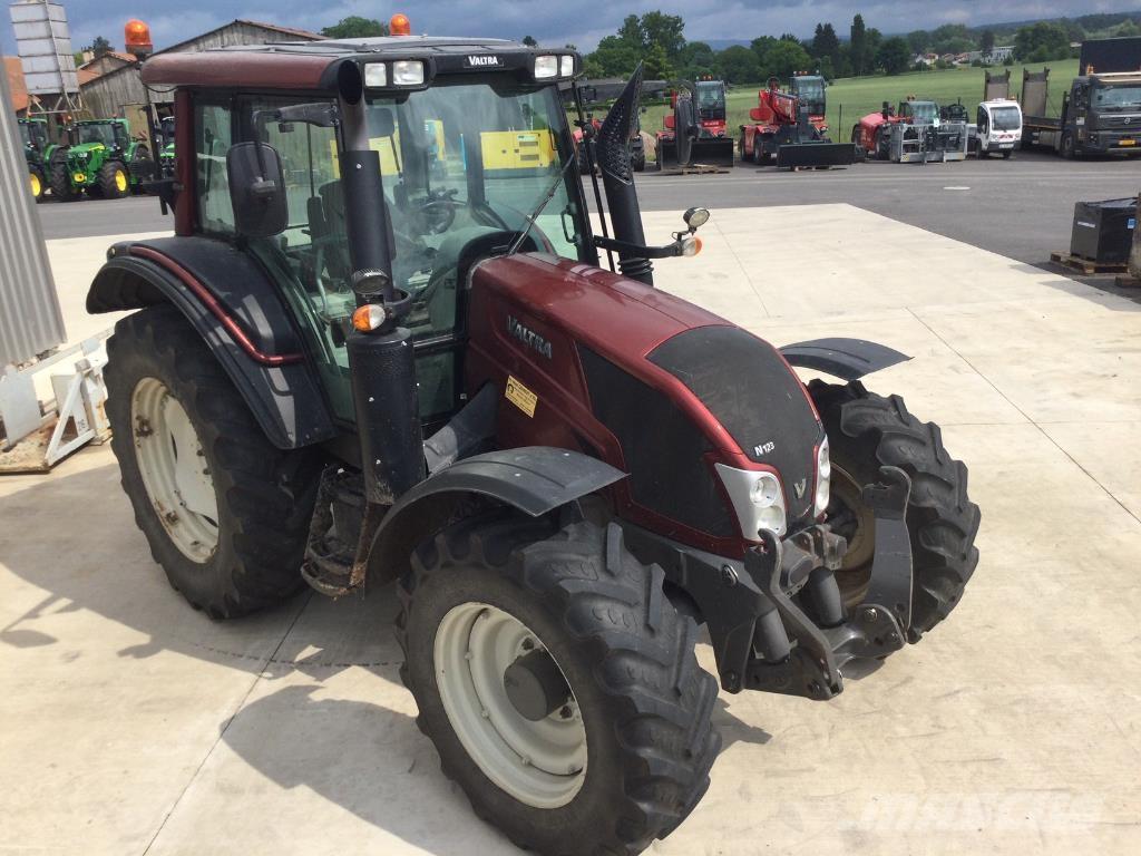 Valtra N123 Tractoare