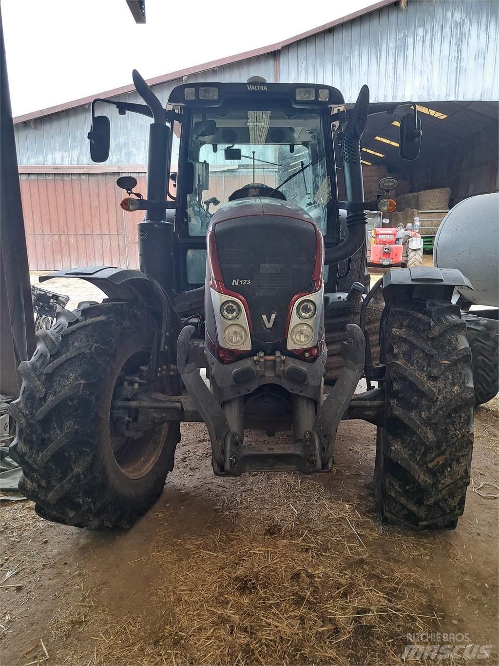 Valtra N123 Tractoare