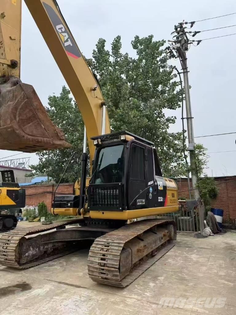 CAT 323D Excavatoare pe șenile
