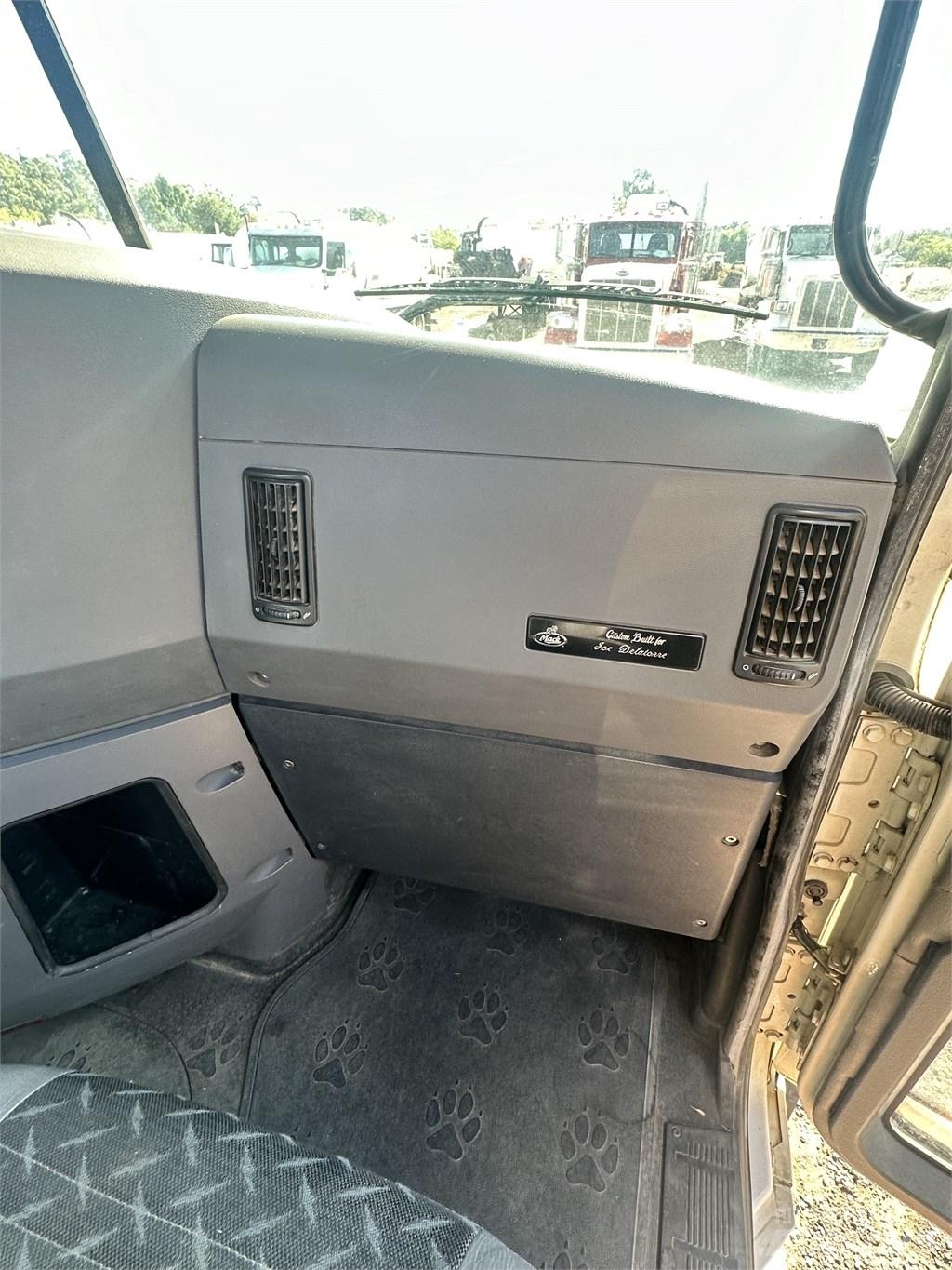 Mack CHU 613 Autotractoare