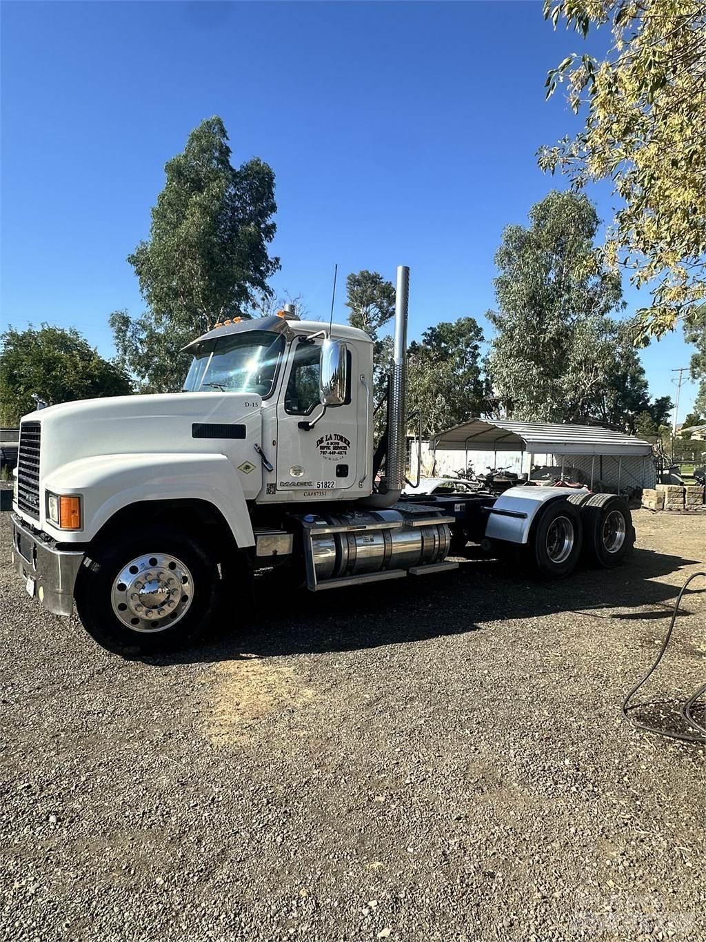 Mack CHU 613 Autotractoare
