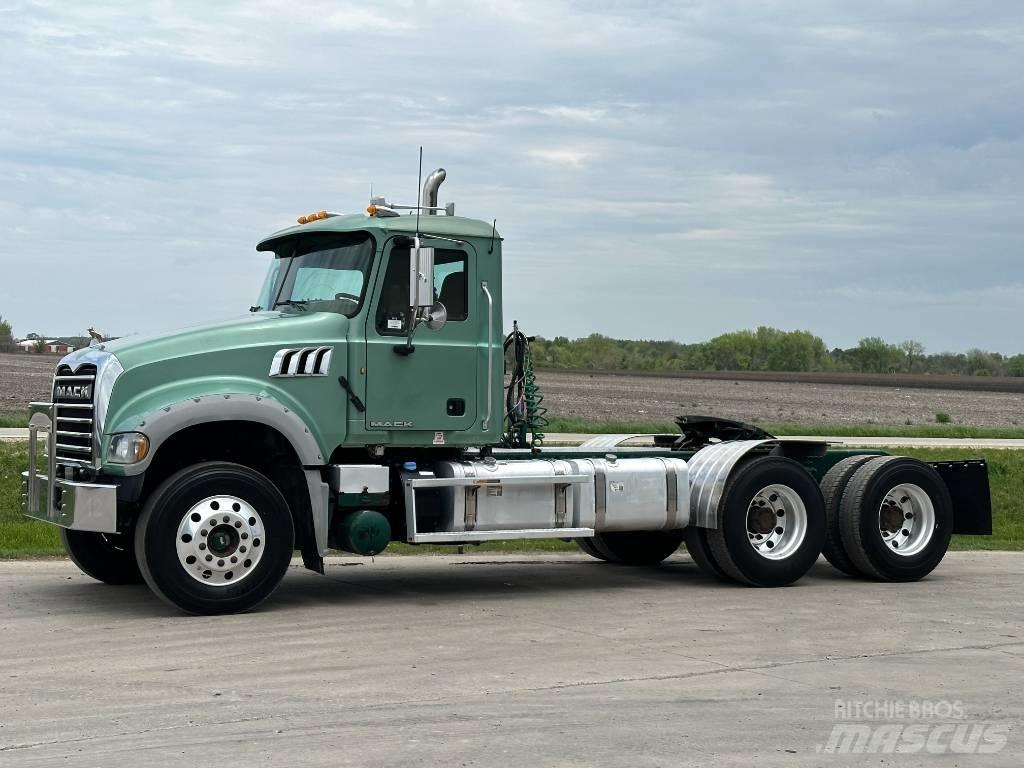 Mack GU713 Autotractoare