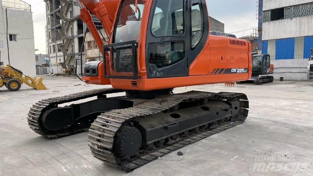 Doosan DX 225 Excavatoare pe șenile
