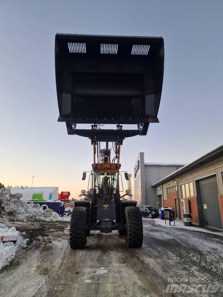 CASE 821G Incarcator pe pneuri