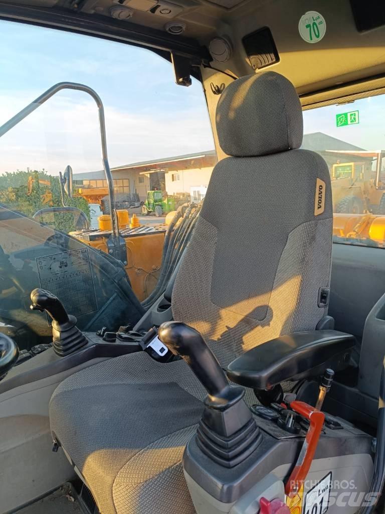 Volvo EW 140 C Excavatoare cu roti