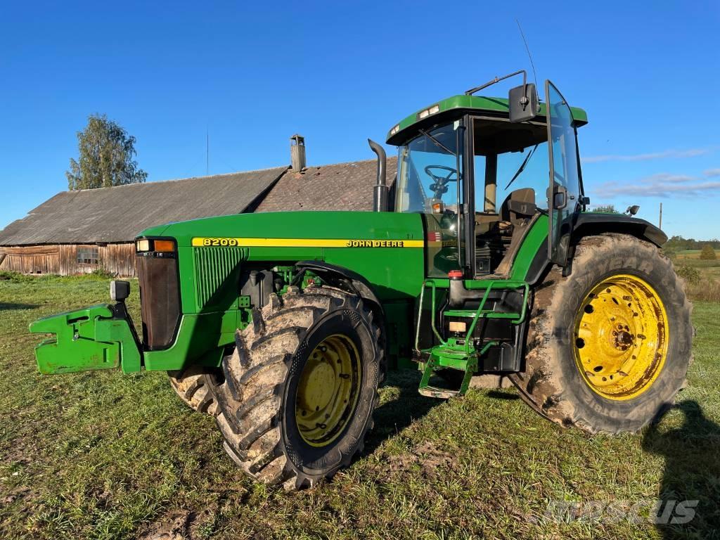 John Deere 8200 Tractoare