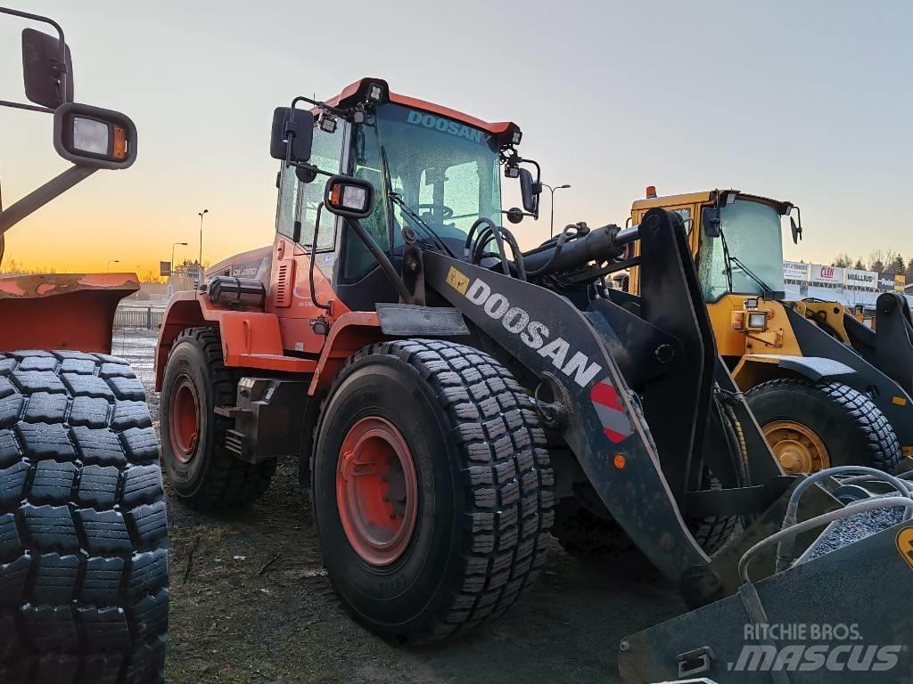 Doosan DL 220 Incarcator pe pneuri