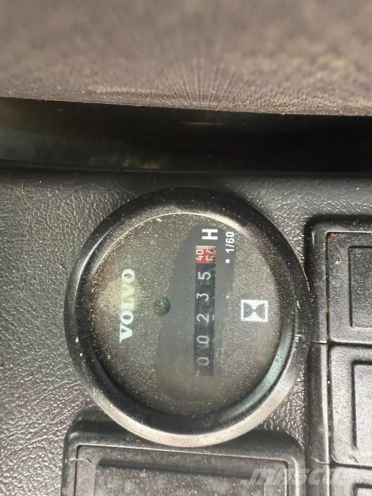 Volvo 140 Excavatoare pe șenile
