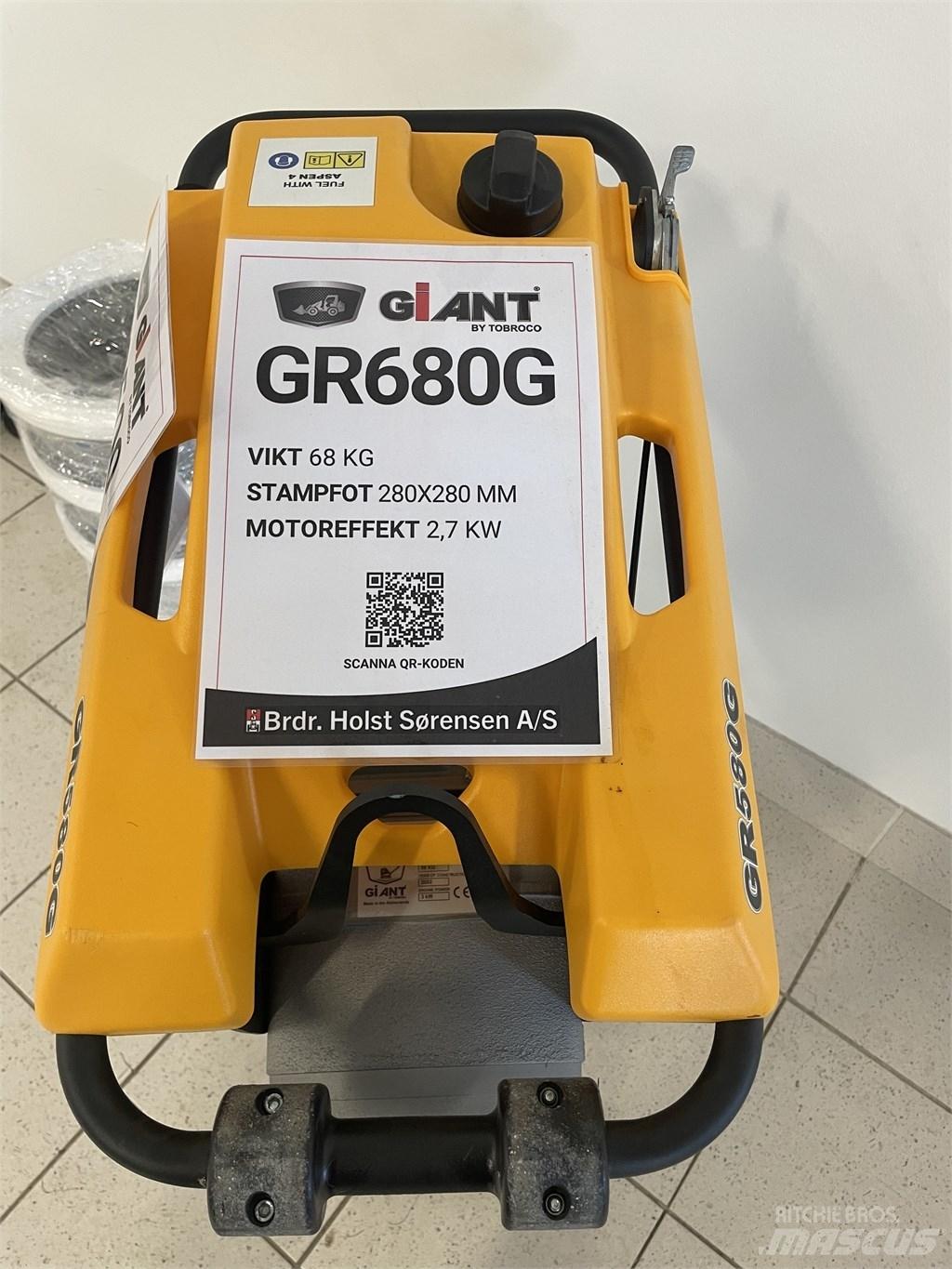 GiANT GR580G Compactor