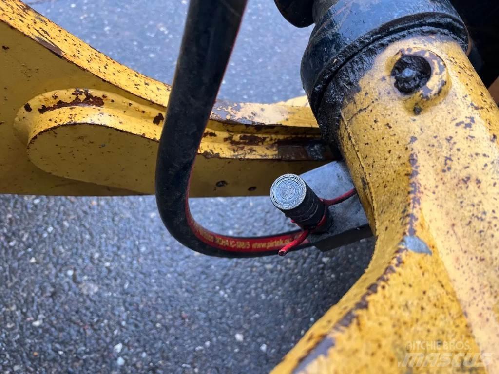 CAT 908M Incarcator pe pneuri