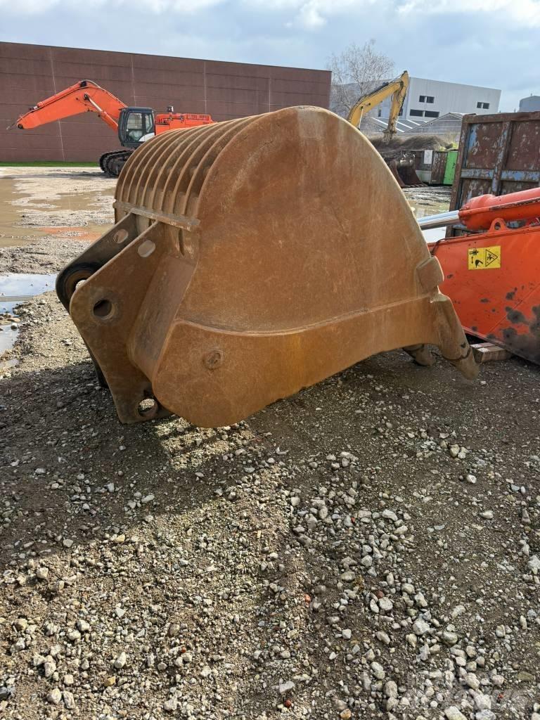 Hitachi ZX690 LCR - 6 Excavatoare pe șenile
