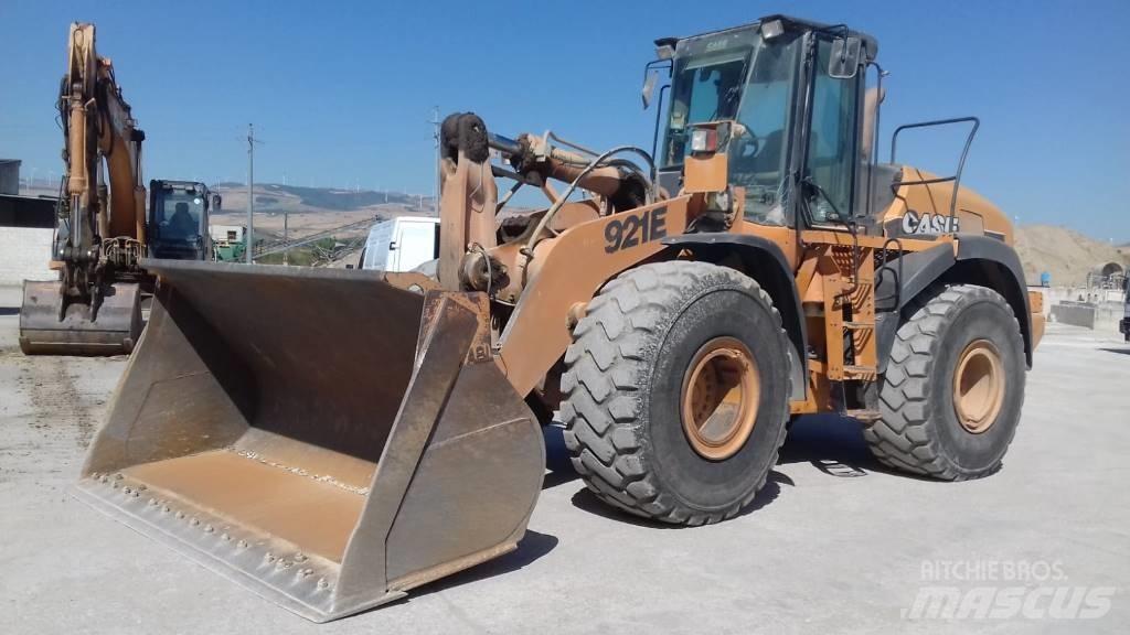 CASE 921 E Incarcator pe pneuri