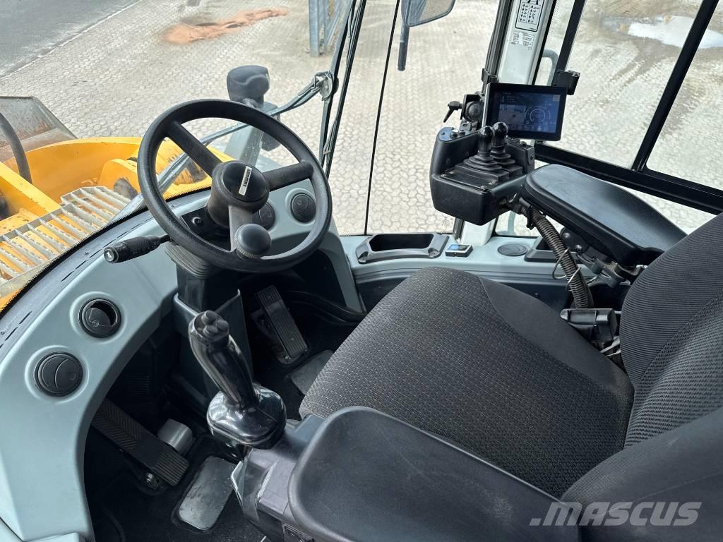 Liebherr L586 Incarcator pe pneuri