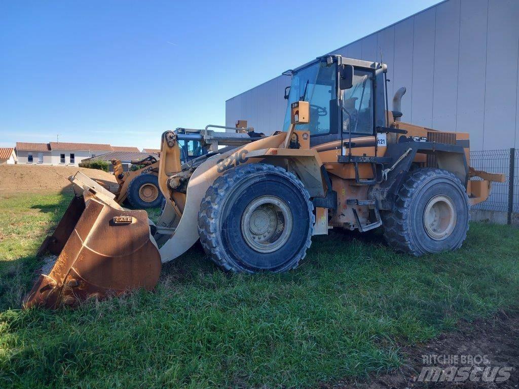 CASE 821 C Incarcator pe pneuri