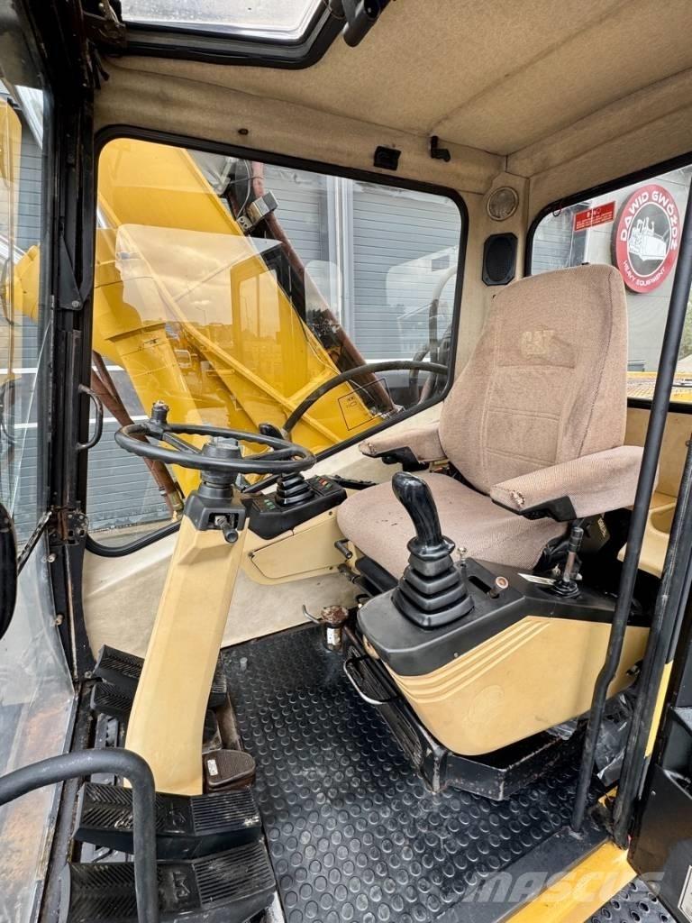 CAT M 318 Excavatoare cu roti