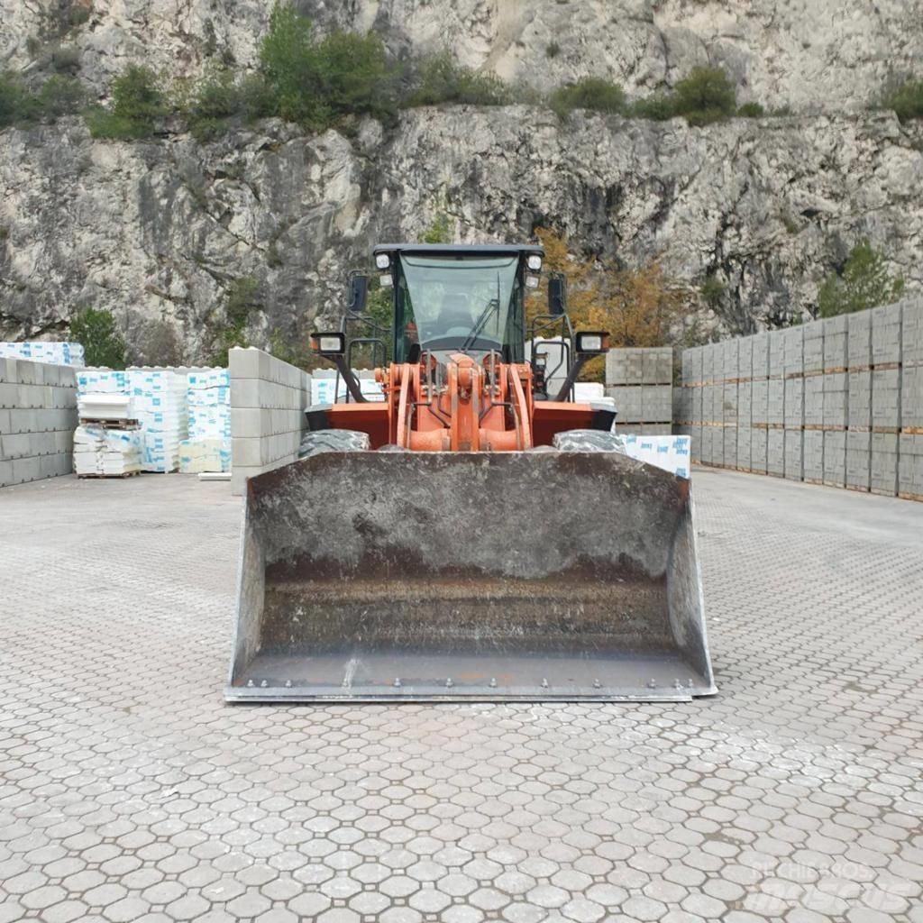 Hitachi ZW 220-5 Incarcator pe pneuri