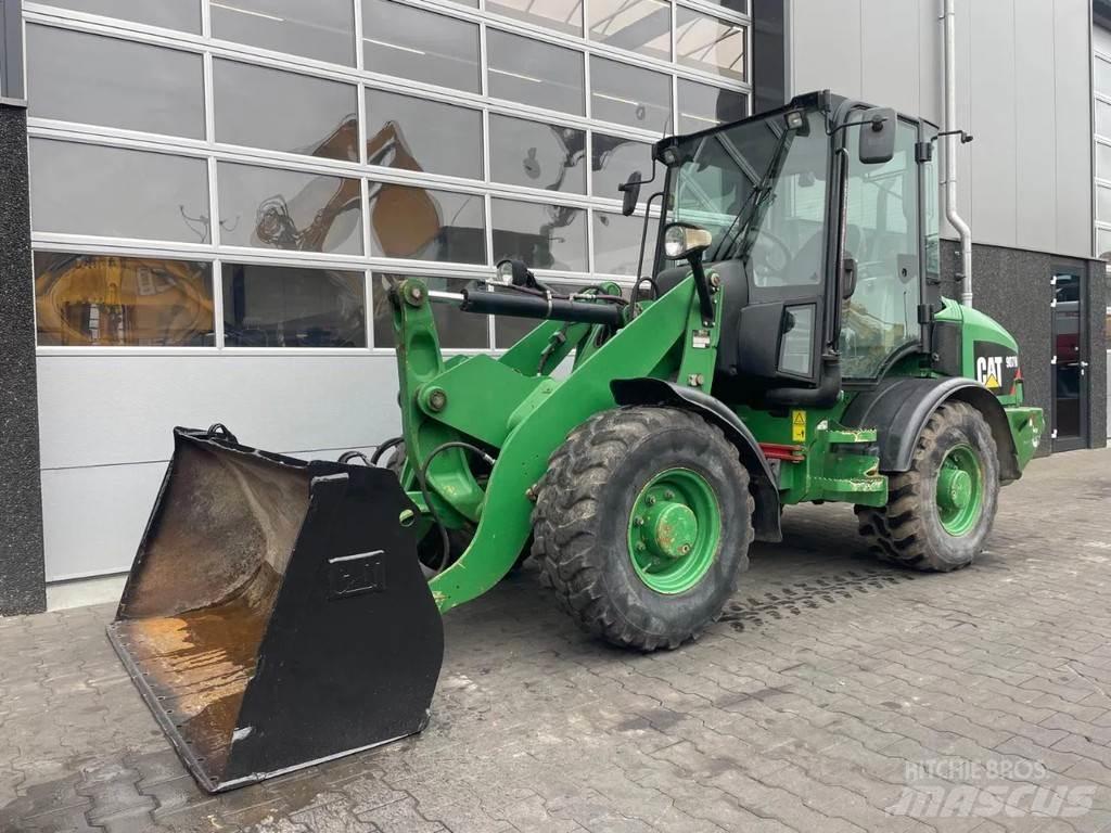 CAT 907H Incarcator pe pneuri