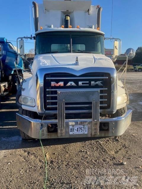 Mack GU813 Autobasculanta