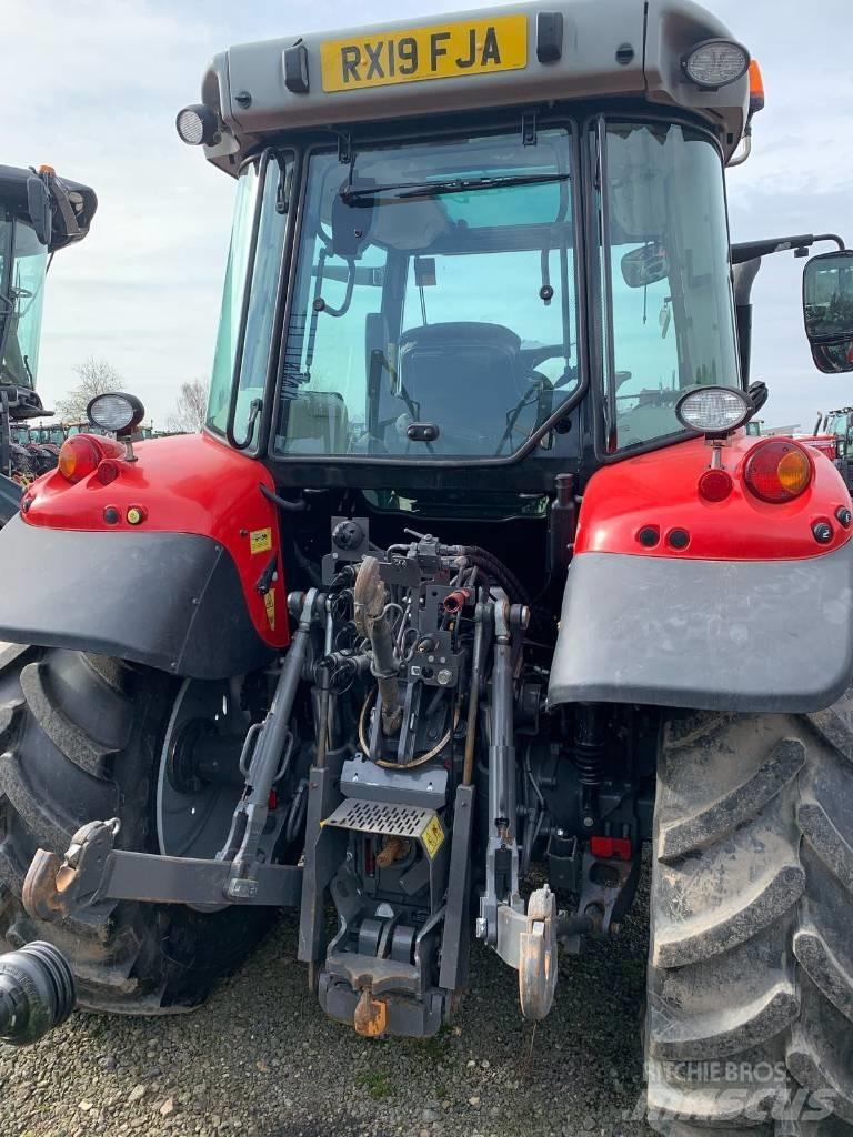 Massey Ferguson 5712 Tractoare