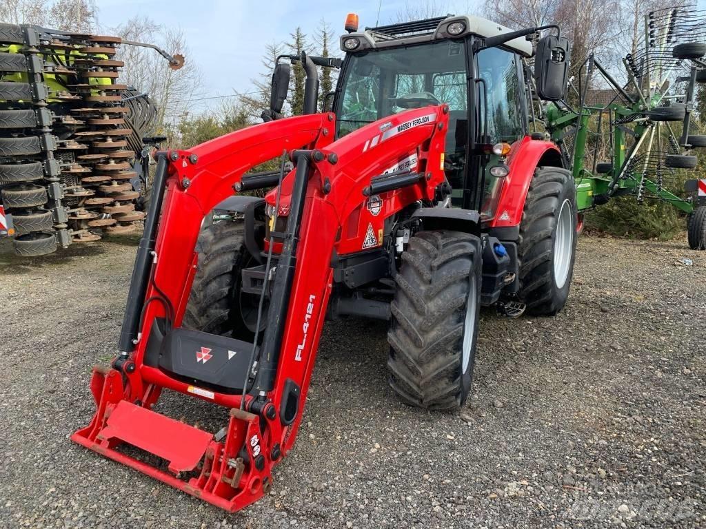 Massey Ferguson 5712 Tractoare