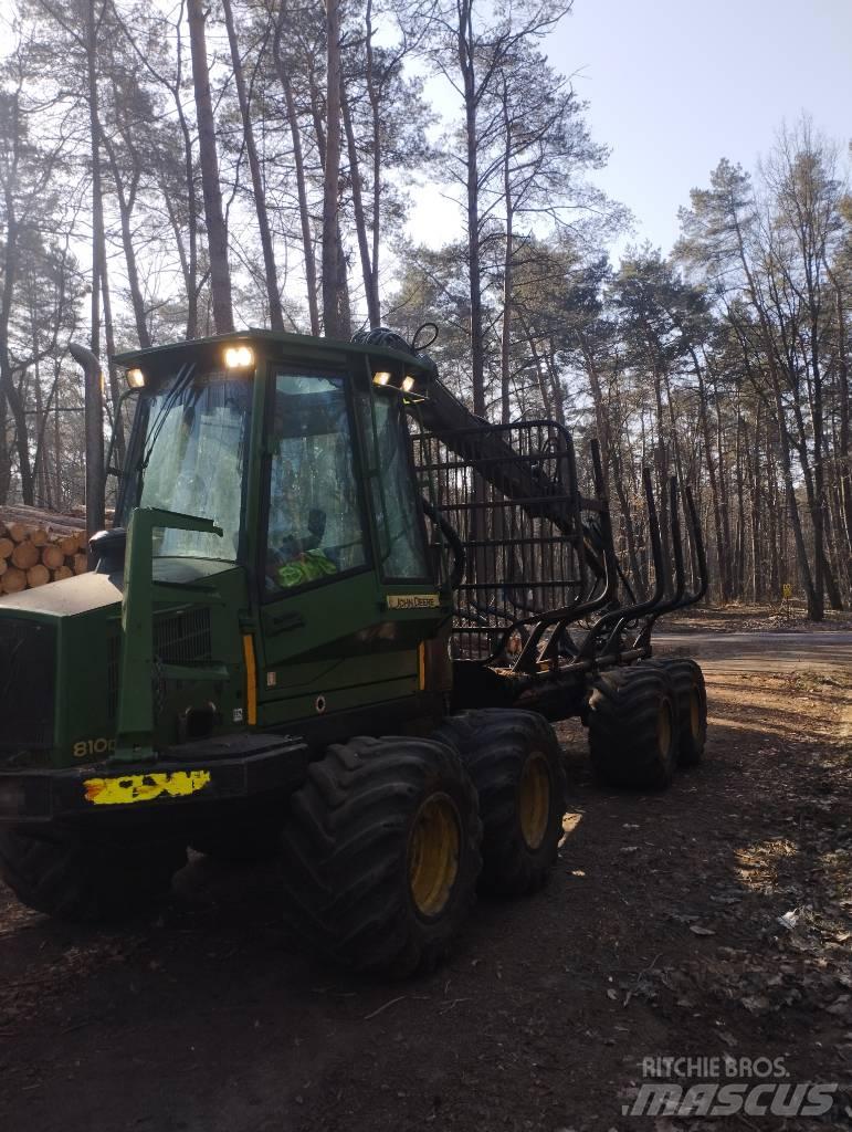 John Deere 810D Transportoare