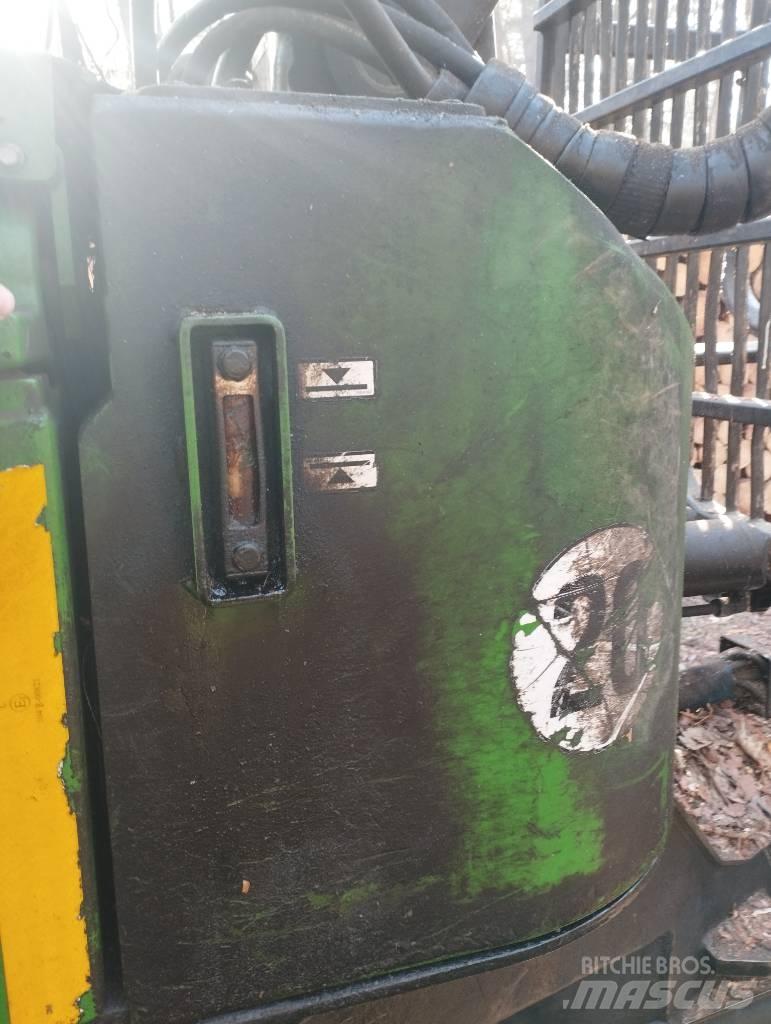 John Deere 810D Transportoare