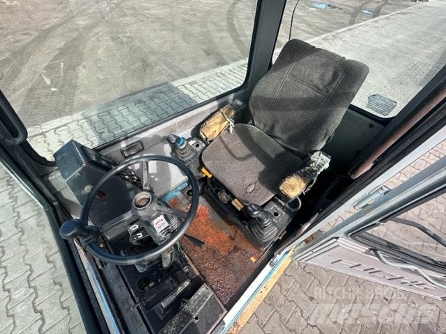 Fuchs MHL 330 Cabine si interior