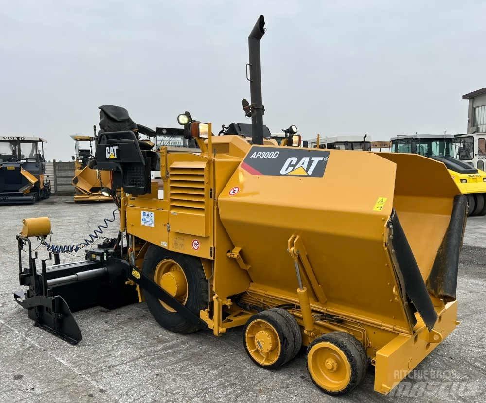 CAT AP 300D Pavatoare asfalt