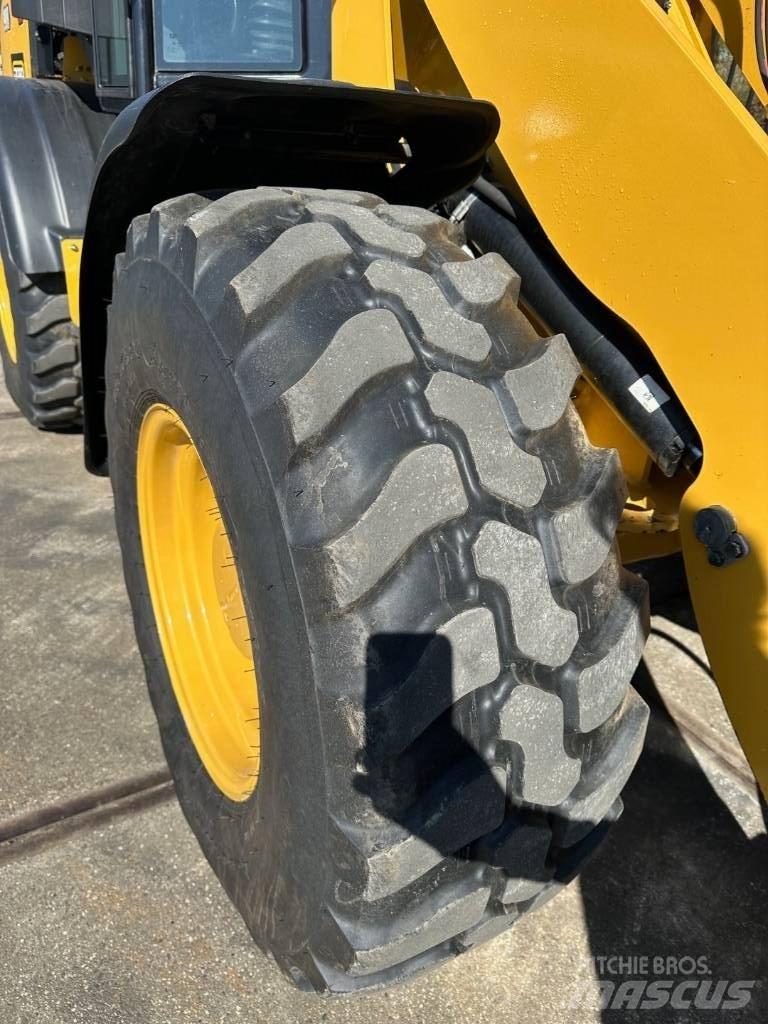 CAT 908 Incarcator pe pneuri