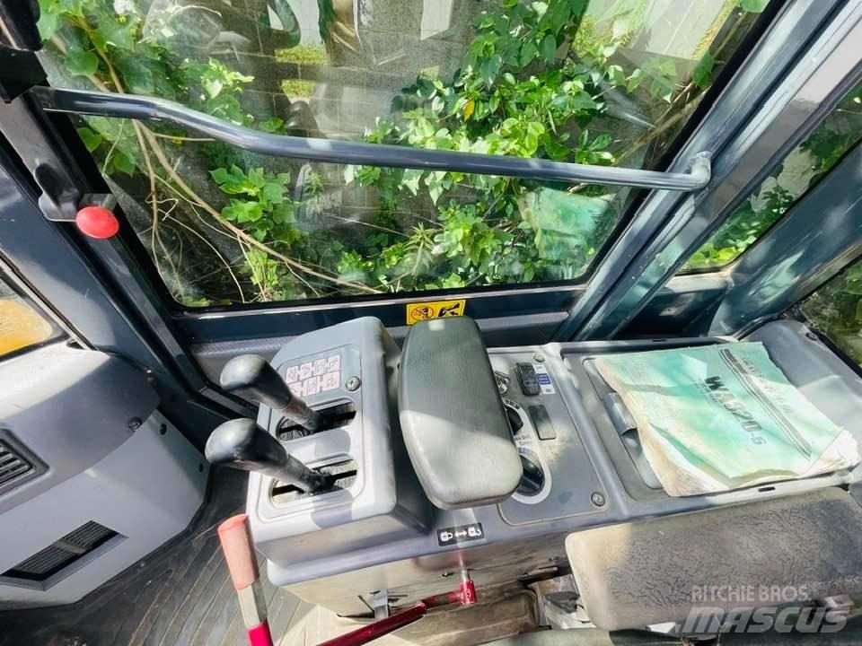 Komatsu wa 320 Incarcator pe pneuri