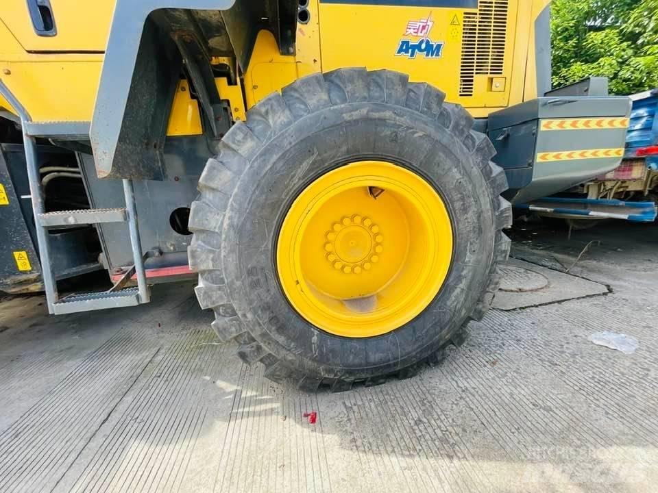 Komatsu wa 320 Incarcator pe pneuri