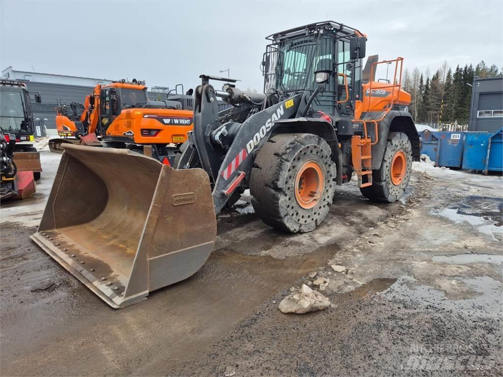 Develon DL320-7 Incarcator pe pneuri