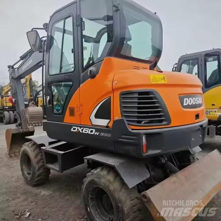 Doosan DX60W Excavatoare cu roti