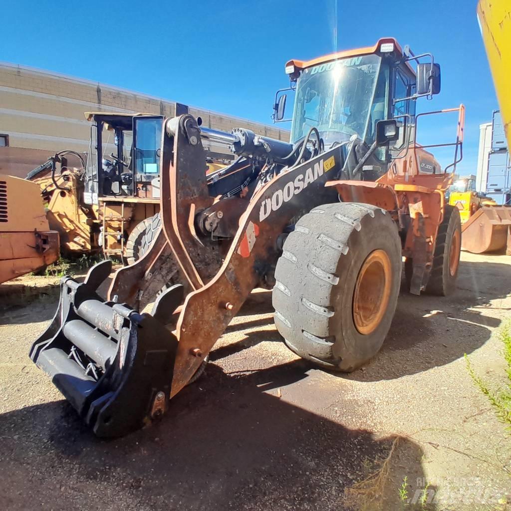 Doosan DL 300-5 Incarcator pe pneuri
