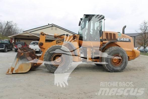 CASE 821E Incarcator pe pneuri