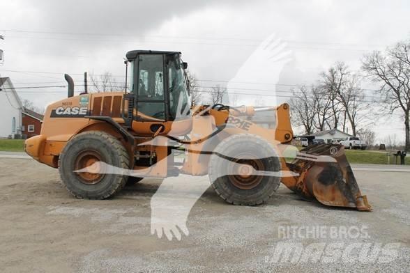 CASE 821E Incarcator pe pneuri