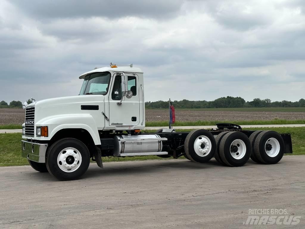 Mack CHN 613 Autotractoare