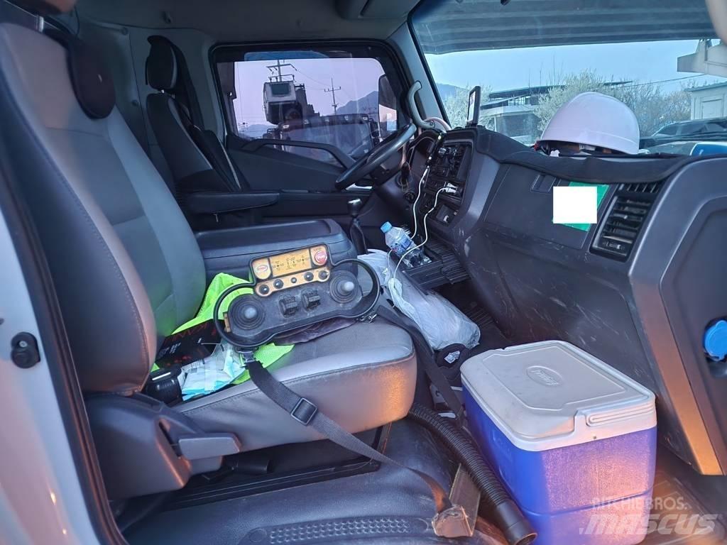 Novas 300 Platforme aeriene montate pe camion