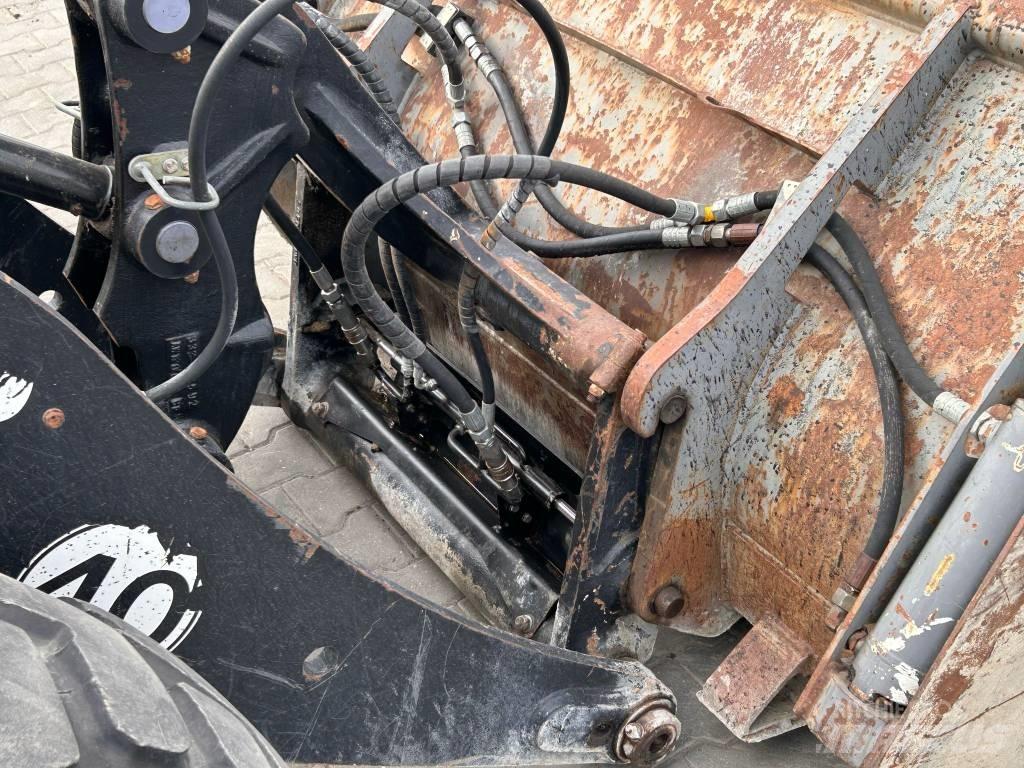 JCB 409 AGRI Incarcator pe pneuri