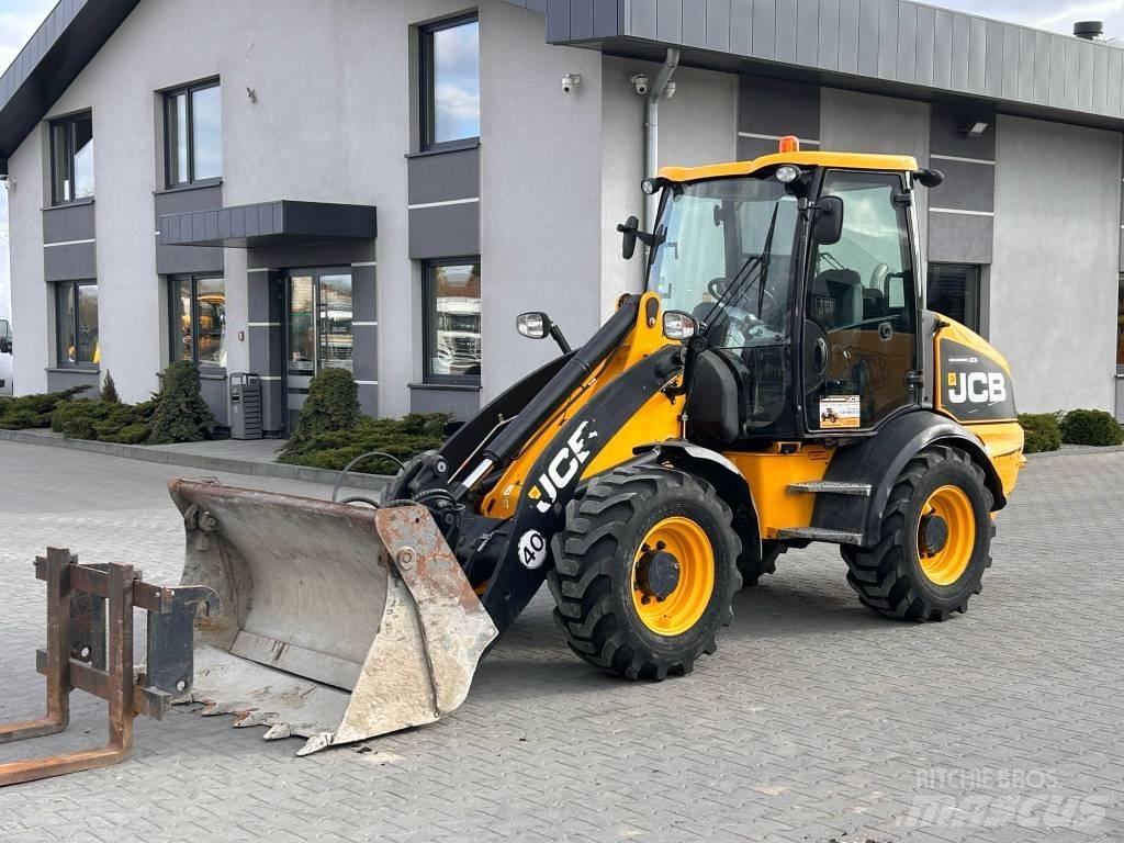 JCB 409 AGRI Incarcator pe pneuri
