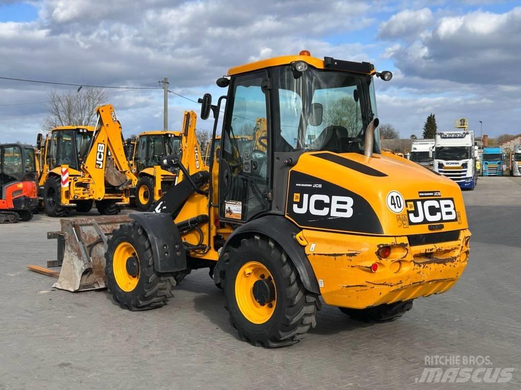 JCB 409 AGRI Incarcator pe pneuri