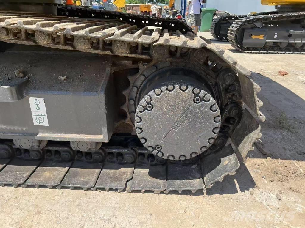 Komatsu 220 Excavatoare pe șenile
