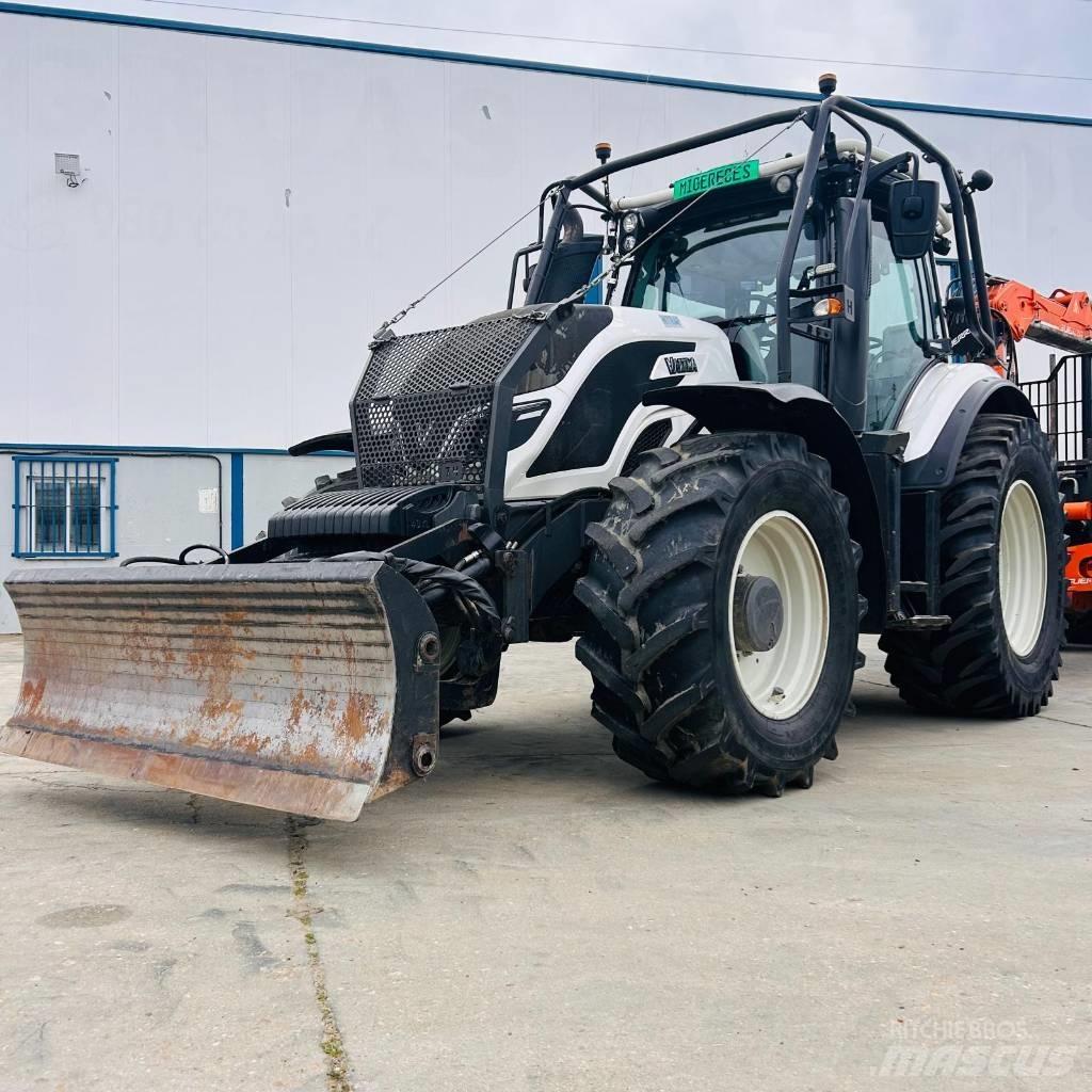 Valtra T 174 Tractoare