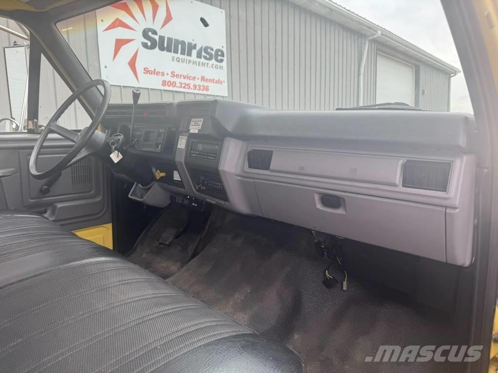 Ford F 700 Camioane platforma/prelata
