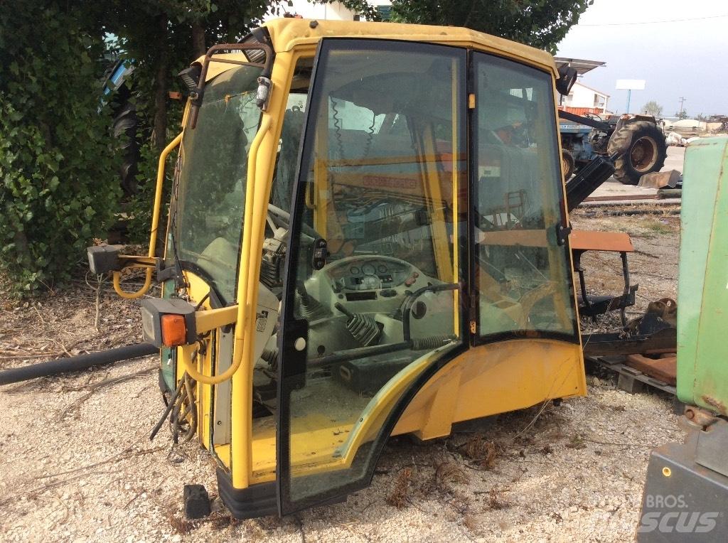 Komatsu W93r Cabine si interior