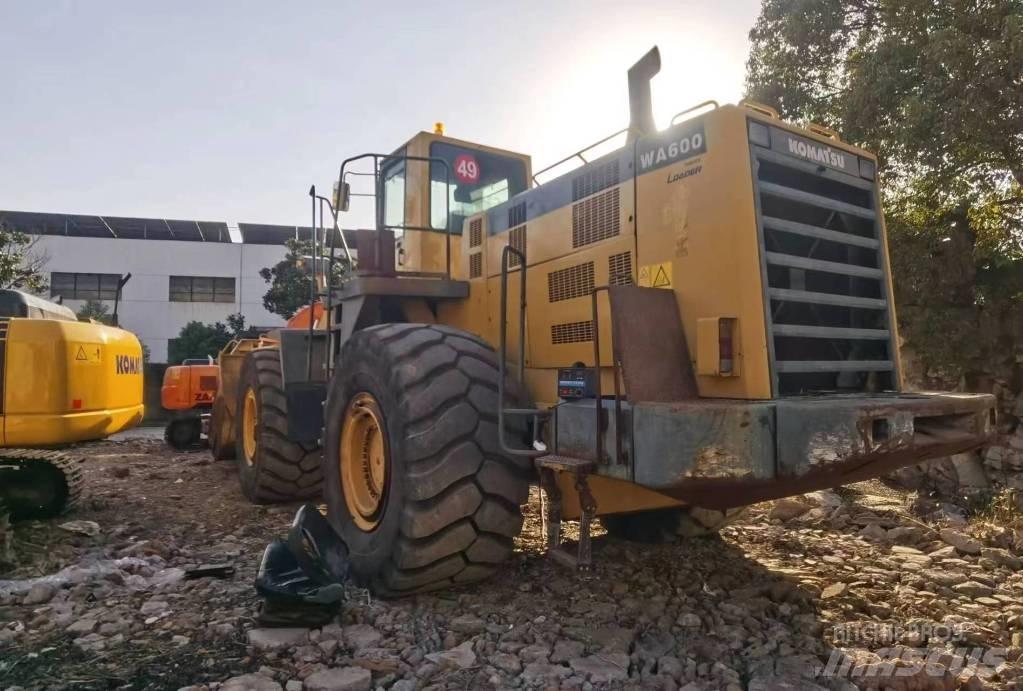 Komatsu WA 600 Incarcator pe pneuri